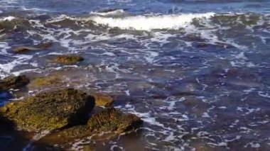 Karadeniz 'de, Tarkhankut' ta, Batı Kırım 'da dalgalar dalgalanır.