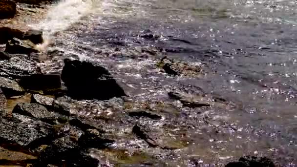 在克里米亚西部的塔尔汉库特 波浪在黑海的岩石海岸上翻滚 — 图库视频影像