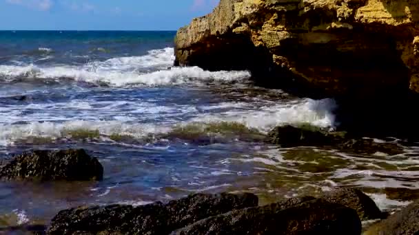 Hullámok gurulnak egy sziklás parton a Fekete-tengeren, Tarkhankut, Nyugat-Krím