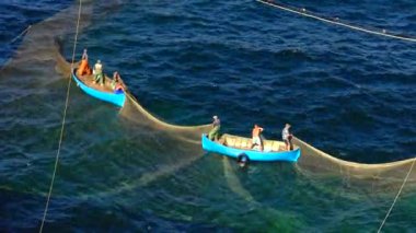 UKRAINE, KRIMEA, Big Atlesh - 21 Haziran 2016: Balıkçılar Karadeniz ve Tarkhankut Kırım 'da tekir balığı yakaladı