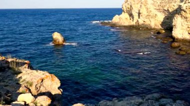 Karadeniz 'de, Tarkhankut' ta, Batı Kırım 'da dalgalar dalgalanır.