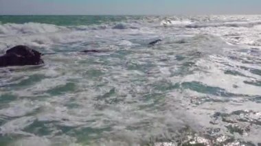 Fırtına sırasında Karadeniz 'de beyaz köpük ve büyük dalgalar