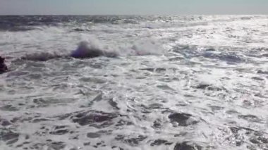 Fırtına sırasında Karadeniz 'de beyaz köpük ve büyük dalgalar