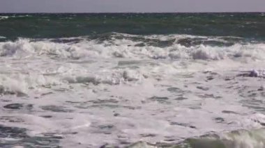 Fırtına sırasında Karadeniz 'de beyaz köpük ve büyük dalgalar