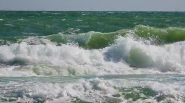 Fırtına sırasında Karadeniz 'de beyaz köpük ve büyük dalgalar