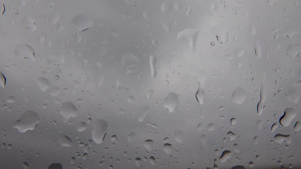 Капли Воды Скользят Стеклу Автомобиля Время Сильного Дождя — стоковое видео