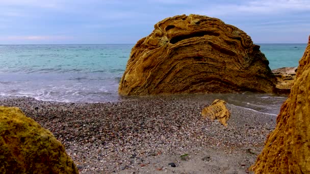 Roca Concha Con Capas Curvas Una Playa Junto Mar Formación — Vídeo de stock