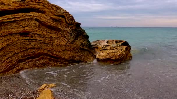 Skała Powłoki Zakrzywionymi Warstwami Plaży Nad Morzem Formacja Geologiczna Morze — Wideo stockowe