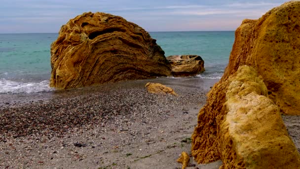 Roca Concha Con Capas Curvas Una Playa Junto Mar Formación — Vídeo de stock