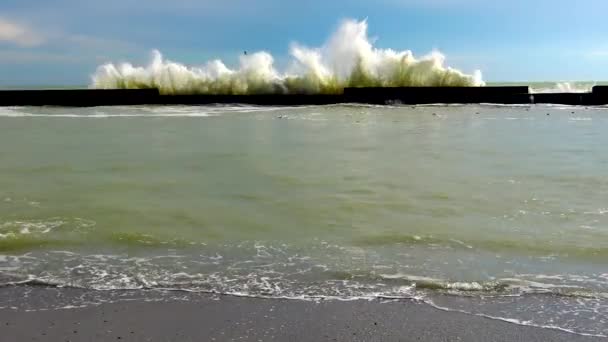 Брудна Вода Хвилі Бризкають Пірс Під Час Бурі Чорне Море — стокове відео