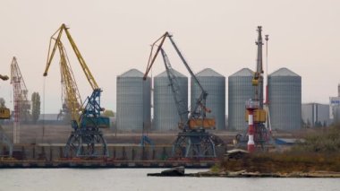 UKRAINE, CHERNOMORSK - NOVEMBER 07, 2021: Sukhoi, Karadeniz, Ukrayna 'daki rıhtım, terminal ve ticari liman altyapısı yakınlarındaki kargo sığınakları