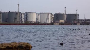 UKRAINE, CHERNOMORSK - NOVEMBER 07, 2021: Sukhoi, Karadeniz, Ukrayna 'daki rıhtım, terminal ve ticari liman altyapısı yakınlarındaki kargo sığınakları