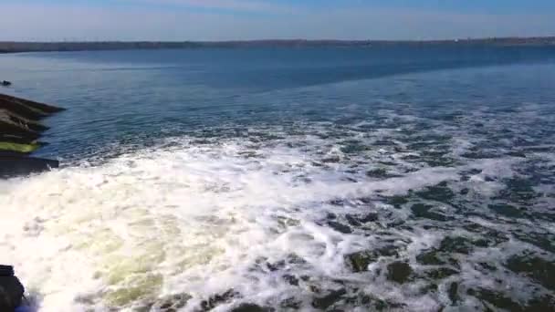 Περιβαλλοντική Ρύπανση Βρώμικο Νερό Ρέει Από Σωλήνα Μια Φυσική Λίμνη — Αρχείο Βίντεο
