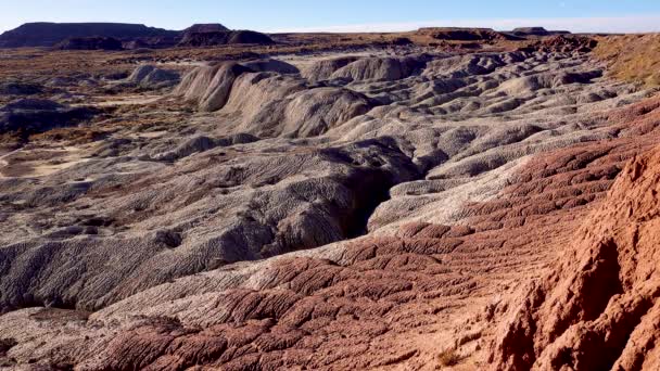 Erosión Antiguas Rocas Sedimentarias Multicolores Las Que Eliminan Las Secuelas — Vídeo de stock