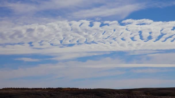 Nubes Blancas Desgarradas Sobre Desierto Área Estudio Wilderness Formaciones Rocosas — Vídeos de Stock