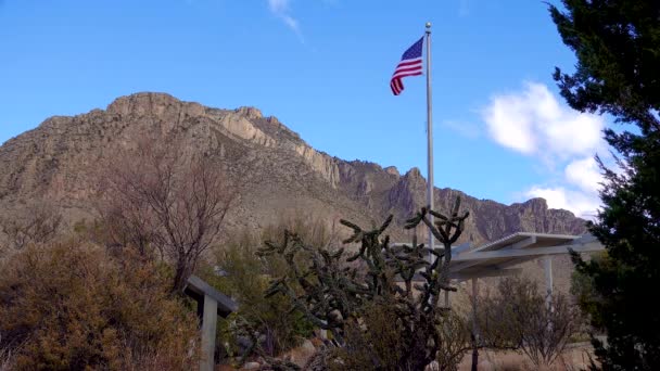 Bandiera Americana Sta Sviluppando Nel Vento Sullo Sfondo Delle Montagne — Video Stock