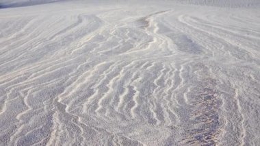 New Mexico 'daki White Sands Ulusal Anıtı' nda alçıtaşının beyaz kumunda dalgalar.