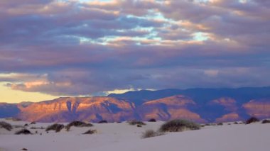Günbatımı, Akşamüstü Fırtınalı bulutlar Beyaz Kumlar Ulusal Anıtı 'nda kum tepesinde. New Mexico, ABD