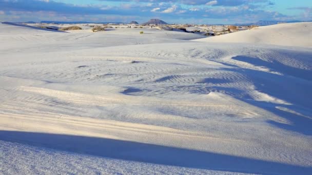 ニューメキシコ州のホワイトサンズ国立記念碑の石膏の白い砂の上の波 アメリカ — ストック動画