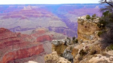 Nehir vadisi ve kızıl kayaların panoramik manzarası. Arizona, ABD 'deki Colorado nehri ile Grand Canyon Ulusal Parkı