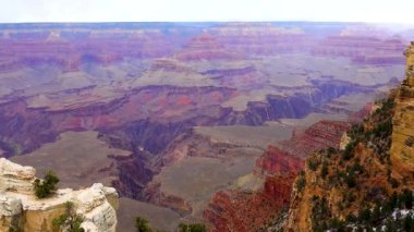 Nehir vadisi ve kızıl kayaların panoramik manzarası. Arizona, ABD 'deki Colorado nehri ile Grand Canyon Ulusal Parkı