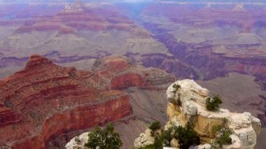 Nehir vadisi ve kızıl kayaların panoramik manzarası. Arizona, ABD 'deki Colorado nehri ile Grand Canyon Ulusal Parkı