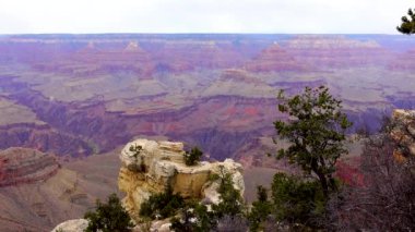 Nehir vadisi ve kızıl kayaların panoramik manzarası. Arizona, ABD 'deki Colorado nehri ile Grand Canyon Ulusal Parkı