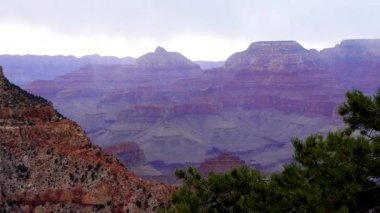 Nehir vadisi ve kızıl kayaların panoramik manzarası. Arizona, ABD 'deki Colorado nehri ile Grand Canyon Ulusal Parkı