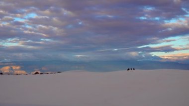 Günbatımı, Akşamüstü Fırtınalı bulutlar Beyaz Kumlar Ulusal Anıtı 'nda kum tepesinde. New Mexico, ABD