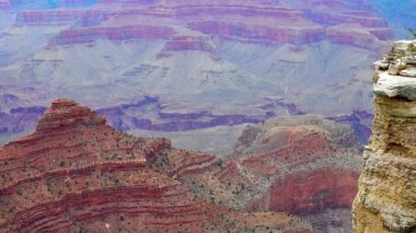 Nehir vadisi ve kızıl kayaların panoramik manzarası. Arizona, ABD 'deki Colorado nehri ile Grand Canyon Ulusal Parkı