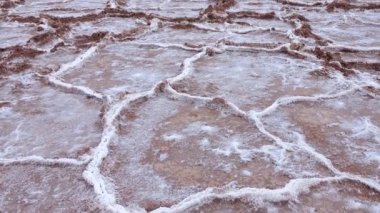 Çatlamış ve şişmiş tuzlu pürüzsüz tuz vadisi, ölü tuz manzarası, Ölüm Vadisi Ulusal Parkı, Kil ile tuz, Kaliforniya