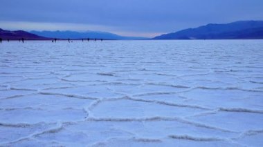 Çatlamış ve şişmiş tuzlu pürüzsüz tuz vadisi, ölü tuz manzarası, Ölüm Vadisi Ulusal Parkı, Kil ile tuz, Kaliforniya