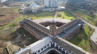 UKRAINE, ODESSA - HAZİRAN 05, 2022: Kuyalnitsky nehrinin kıyısında terk edilmiş eski bir hastane binası 