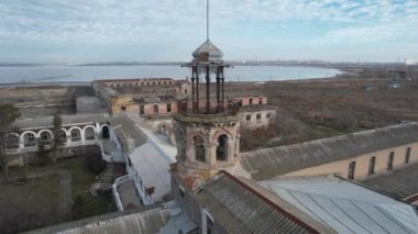 UKRAINE, ODESSA - HAZİRAN 05, 2022: Kuyalnitsky nehrinin kıyısında terk edilmiş eski bir hastane binası 