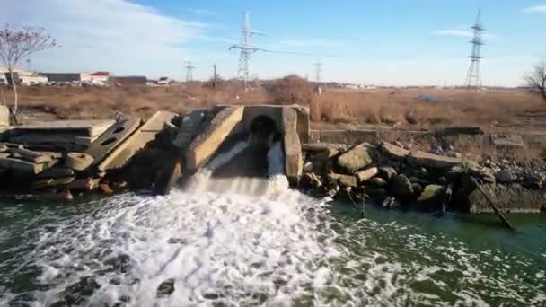 淡水的生态 从处理厂排入水库的脏水流 — 图库视频影像