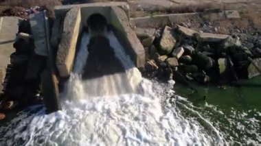 Taze su ekolojisi, arıtma tesisinden gelen kirli su akıntısı bir su deposuna boşalıyor.