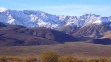 Sierra Nevada Dağları Ölüm Vadisi Ulusal Parkı 'nda Kar Altında