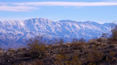 Sierra Nevada Dağları Ölüm Vadisi Ulusal Parkı 'nda Kar Altında