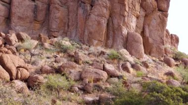 Dağlardaki erozyon oluşumları, kızıl dağ kumtaşları, çöl manzarası. Arizona, Phoenix Mahallesi