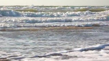 Karadeniz ve Ukrayna 'da şiddetli bir fırtına sırasında kıyıya yakın köpüklü büyük dalgalar