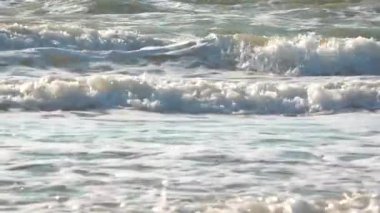 Karadeniz ve Ukrayna 'da şiddetli bir fırtına sırasında kıyıya yakın köpüklü büyük dalgalar