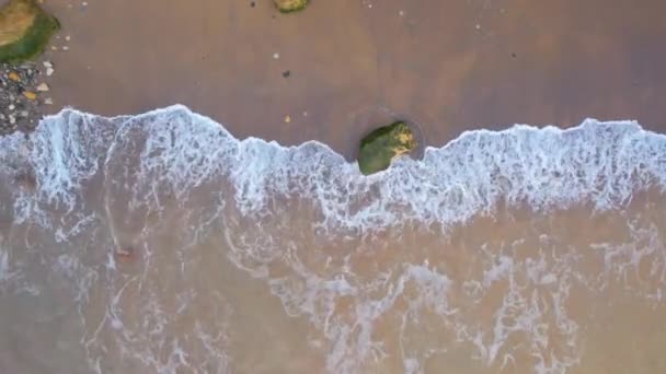 Drone Vagues Mer Blanche Sur Mer Noire Plage Près Ville — Video