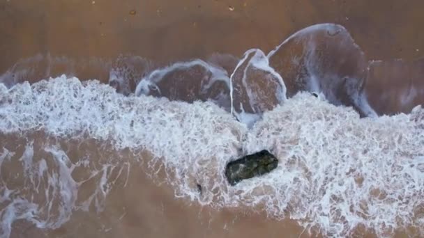 ドローンで撃たれた 黒海の白い波 オデッサ市の近くのビーチ トップダウンビュー ウクライナ — ストック動画
