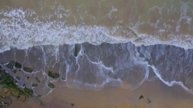 İHA atışı. Karadeniz 'de beyaz deniz dalgaları, Odessa şehri yakınlarında plaj, aşağı manzara, Ukrayna