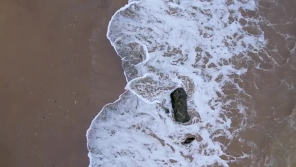 Disparo Drone Ondas Mar Branco Mar Negro Praia Perto Cidade — Vídeo de Stock