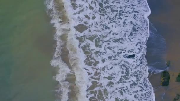 Drone Vagues Mer Blanche Sur Mer Noire Plage Près Ville — Video