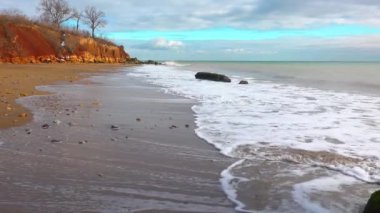 Deniz burnu, Karadeniz sahilindeki çamurlu tuzlu sudan gelen dalgalar, suyun yüzeyindeki yansımalar, Karadeniz Ukrayna