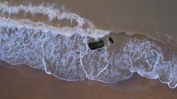 Střelba Dronu Bílé Moře Vlny Černém Moři Pláž Blízkosti Města — Stock video