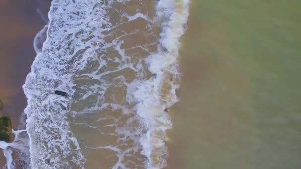ドローンで撃たれた 黒海の白い波 オデッサ市の近くのビーチ トップダウンビュー ウクライナ — ストック動画