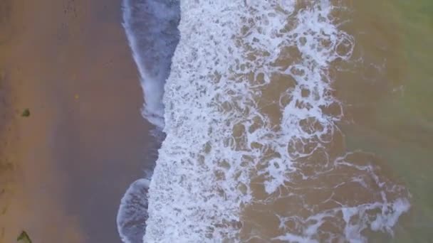Disparo Drone Ondas Mar Branco Mar Negro Praia Perto Cidade — Vídeo de Stock